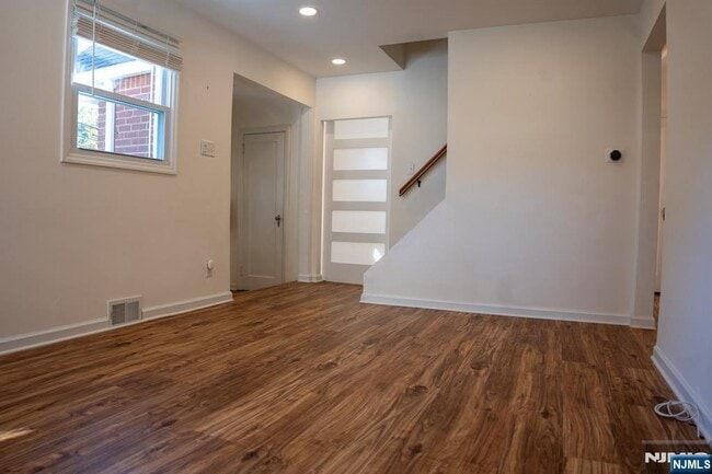 Building Photo - 58 Elm St