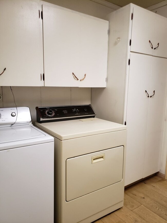 Building Photo - Mostly Furnished Bishop home with large li...