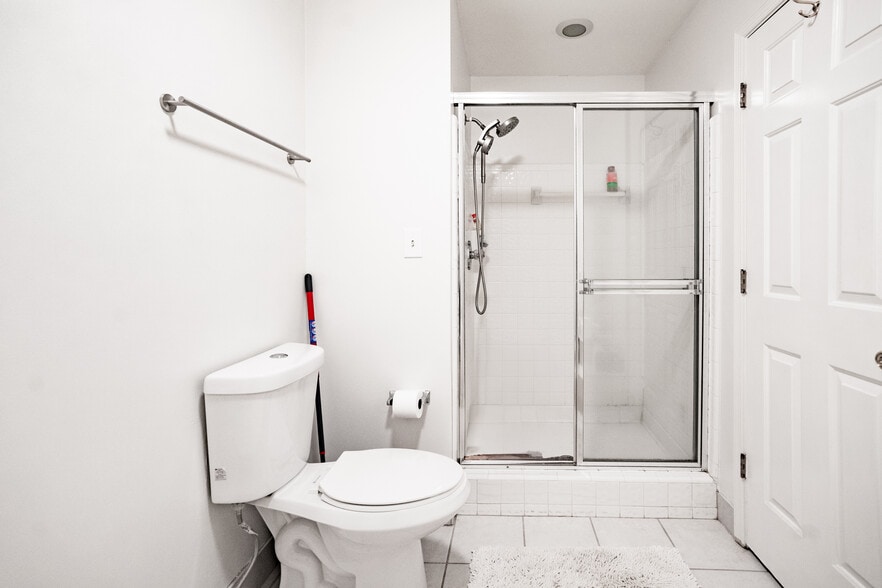 2nd Floor Master Bathroom - 553 Salem Woods Dr SE