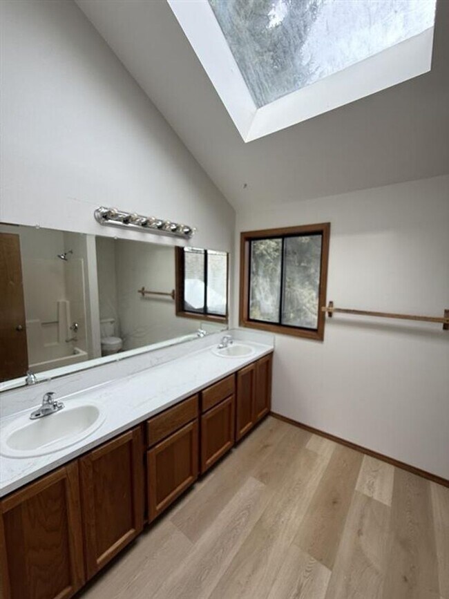 Building Photo - 17565 NW Woodmere Ct