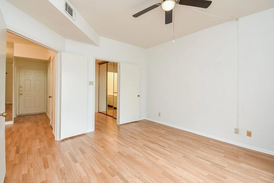 Building Photo - 2211 S Braeswood Blvd
