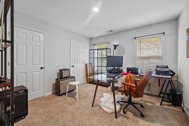 Building Photo - Spacious 3-Bed / 2.5-Bath Home in Southwes...