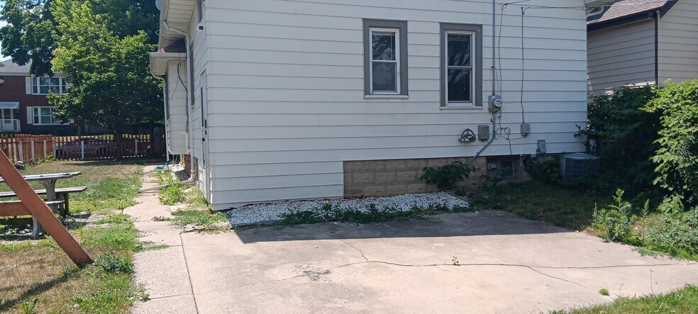 Building Photo - 6324 W Girard Ave