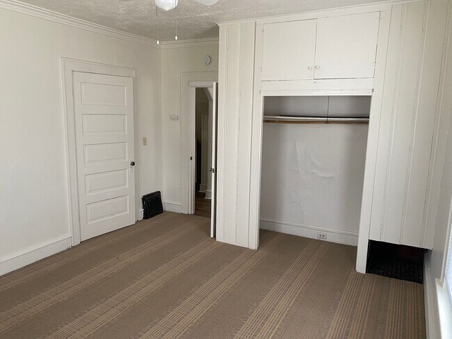 Building Photo - 804 S Morris Ave