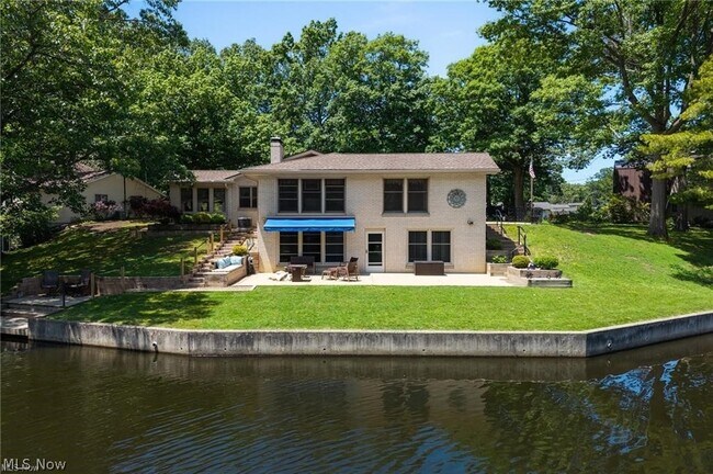Building Photo - 685 Sunnyside Rd