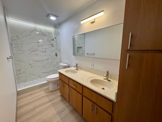 Building Photo - 2bd 2bath newly remodeled townhouse - Avai...