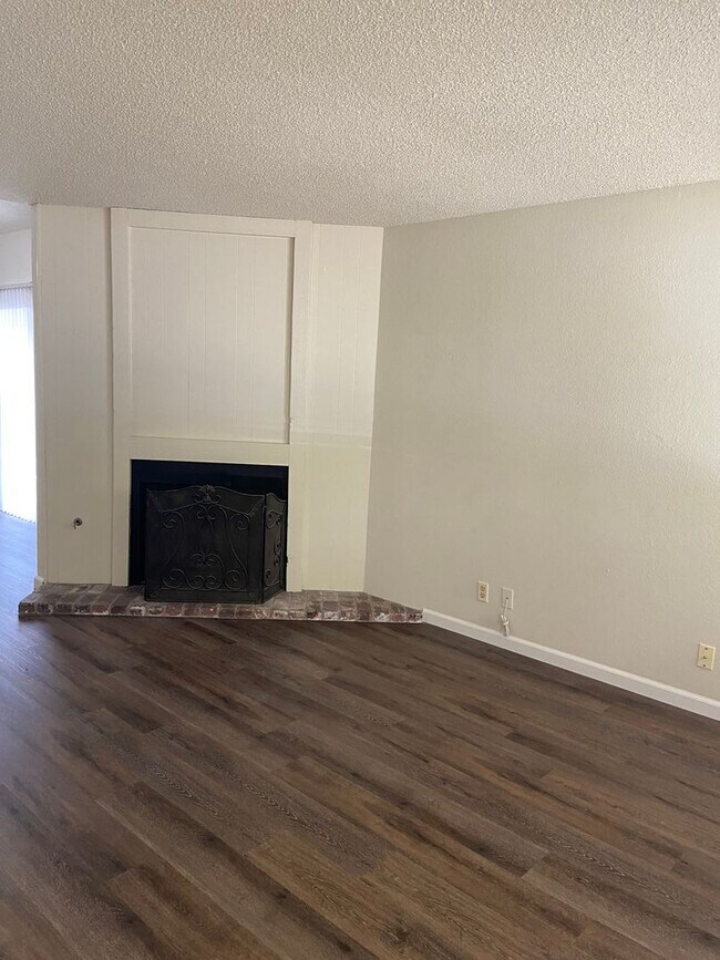 Building Photo - Roomy 2bdrm 1bath duplex off Fair Oaks Blvd near Madison Ave