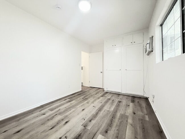 Building Photo - 10565 Camarillo St