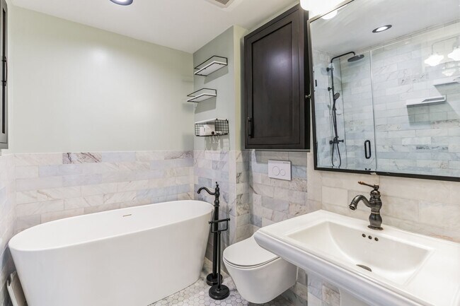 Building Photo - Beautiful 2 Bedroom, 1 Bathroom Condo In W...