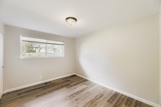 Building Photo - Fully-Remodeled 3 Bed 1 Bath Mountlake Ter...