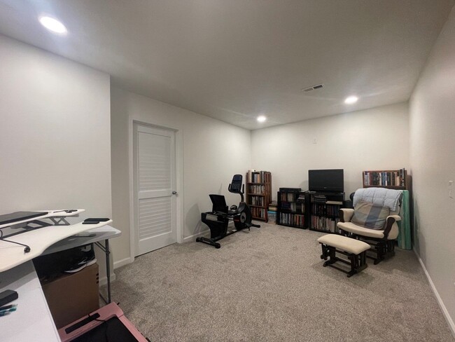 Building Photo - Bellevue Home For Rent!