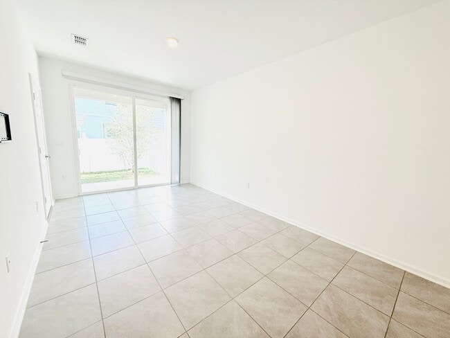 Building Photo - Move-In Ready Townhome with Spacious Layou...