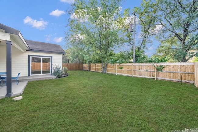 Building Photo - 4130 Moana Dr