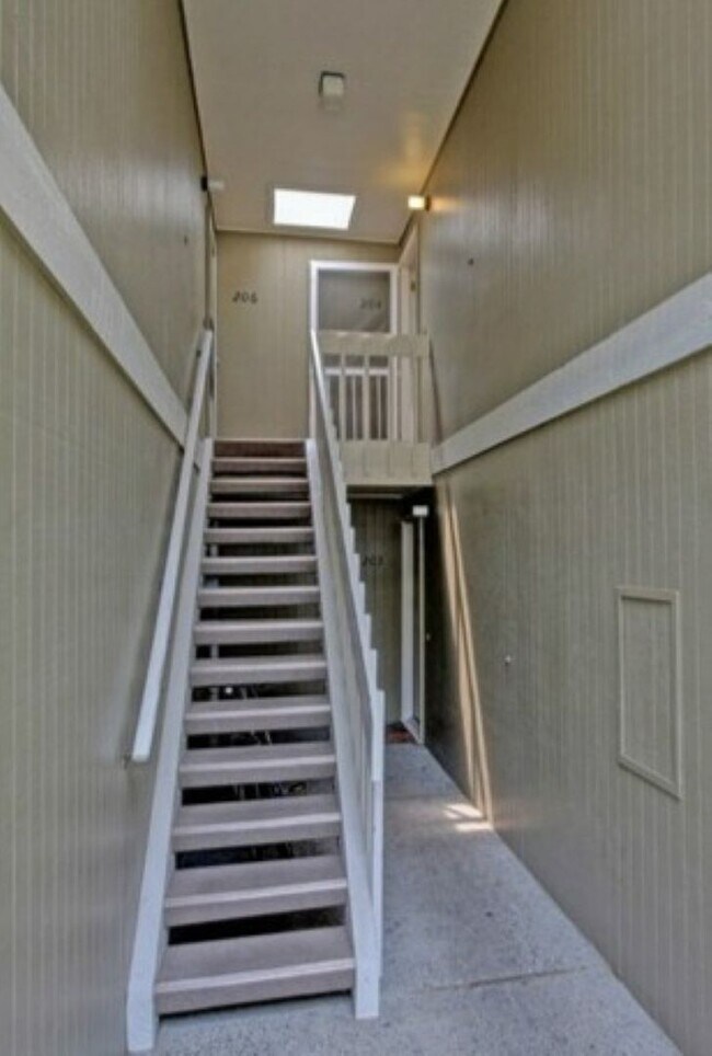 Building Photo - 2Bd/1.75Ba Kirkland Condo