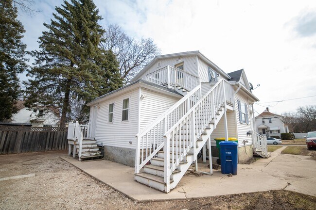 Building Photo - 127 Woodlawn Ave