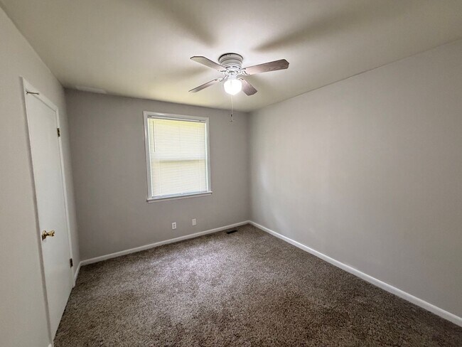 Building Photo - Available Immediately! 3 Bedroom 1 Bath + Bonus & Screened in Porch