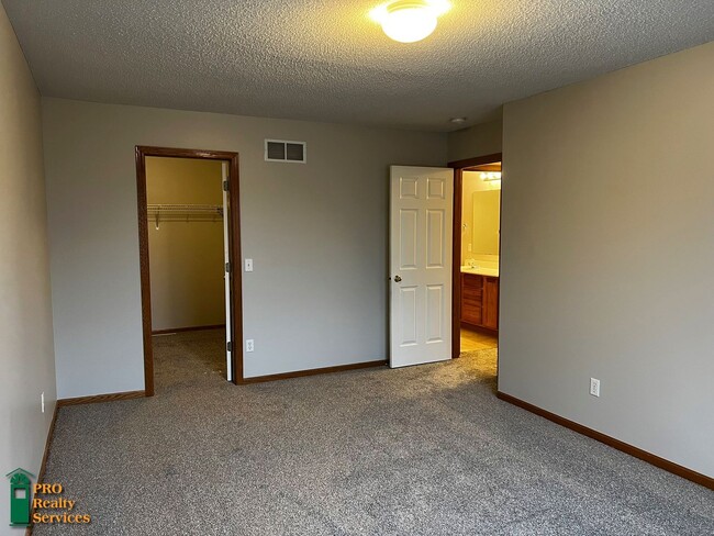 Building Photo - 3 Bedroom Townhome **$1,000 Rent Credit wi...