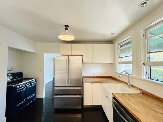 Building Photo - 8159 Willoughby Ave