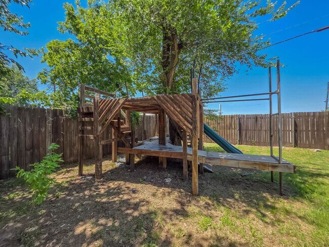 Building Photo - Charming 3-Bed, 2.5-Bath Home in Bethany w...