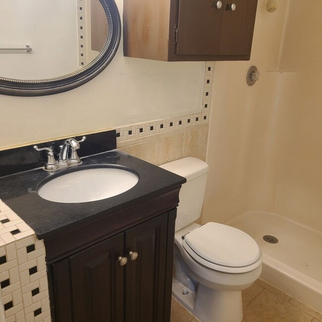 Building Photo - Spacious 2 BR/2.5 bath townhome near the Medical Center w/a fenced in yard!