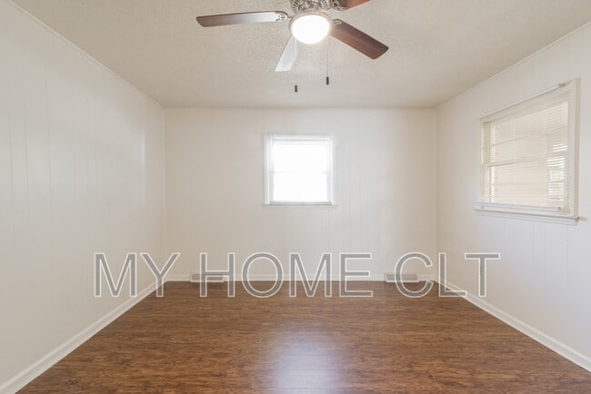 Building Photo - 1024 Houston St