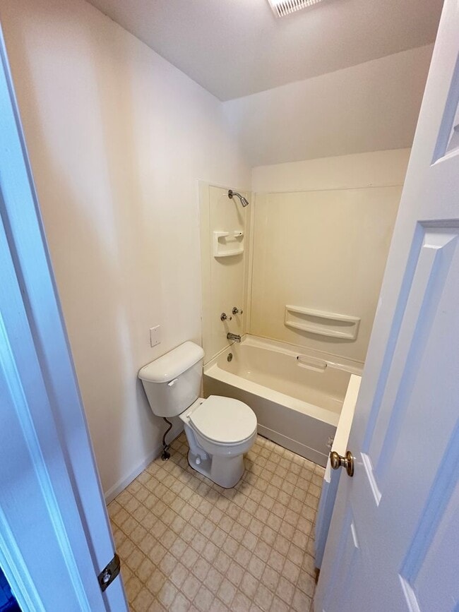 Building Photo - 503 Newport Ave