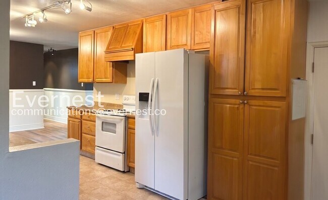 Building Photo - 3 Bed, 1 Bath Home with Fenced Yard & Garage / Available Now!