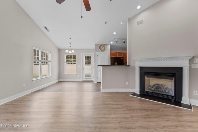 Building Photo - 2901 Beunavista Ct