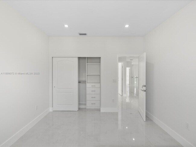 Building Photo - 21227 NE 31st Pl