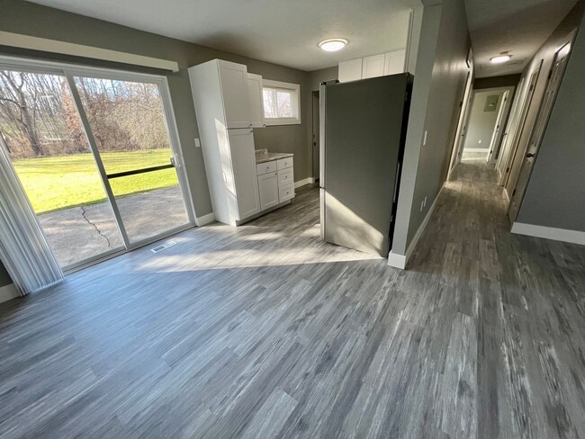 Building Photo - Massive Space! 4 Bedrooms 2 Bathrooms - Cr...