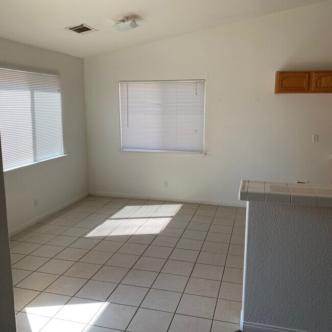 Building Photo - 3 BEDROOM APPLE VALLEY HOME