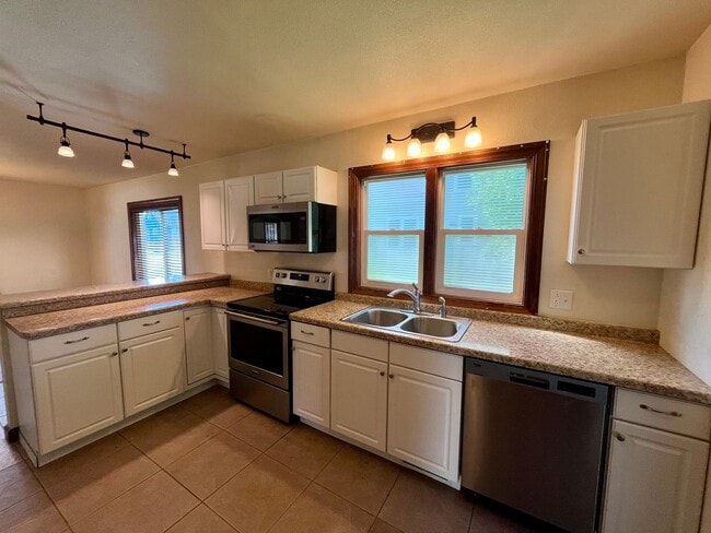 Building Photo - Large 3 Bed 2 Bath Single Family Home in Marshfield