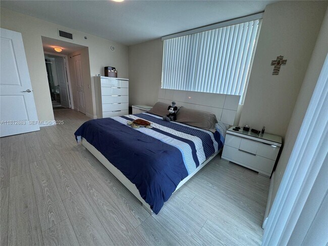 Building Photo - 2641 N Flamingo Rd