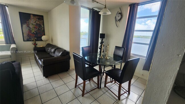 Building Photo - 1301 NE Miami Gardens Dr
