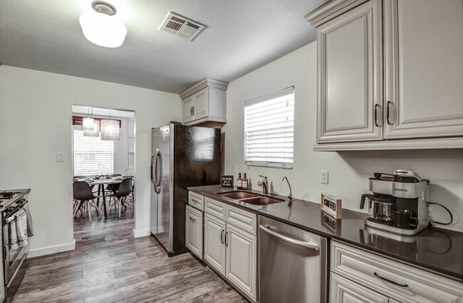 Building Photo - 2 Bd 2 Ba + Guest House with Fully Furnish...