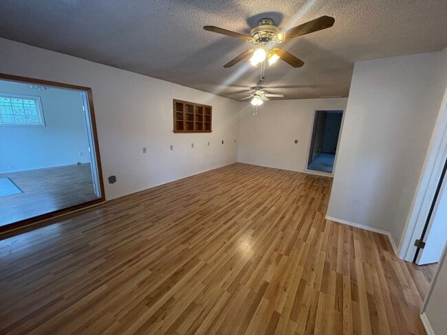 Building Photo - Large 3 bed 2 bath house