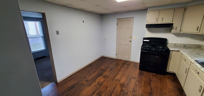 Kitchen - 908 Tulip St