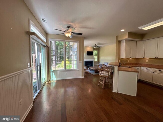Building Photo - 28405 Pinehurst Cir