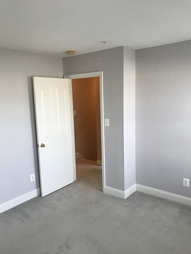 Building Photo - *Coming Soon!*  Large end unit town home i...