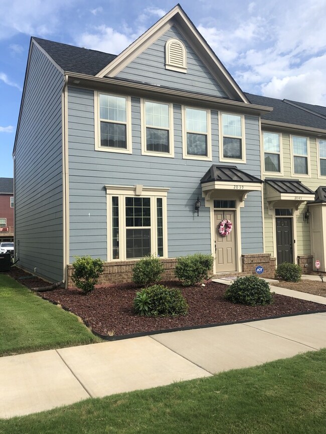 Primary Photo - Beautiful 3 Bed Townhome in Eagle Lake Sub...