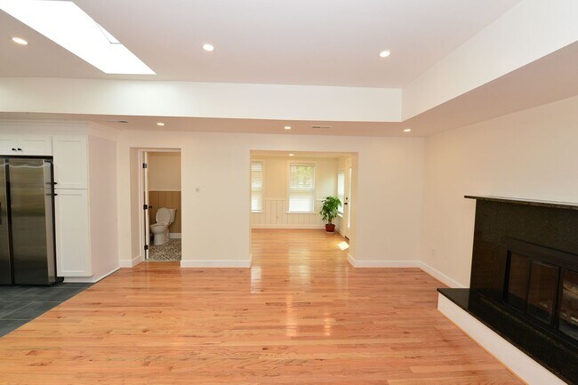 Building Photo - 817 Englewood Dr