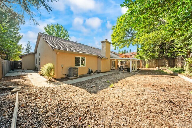 Building Photo - 302 Carlina Ct