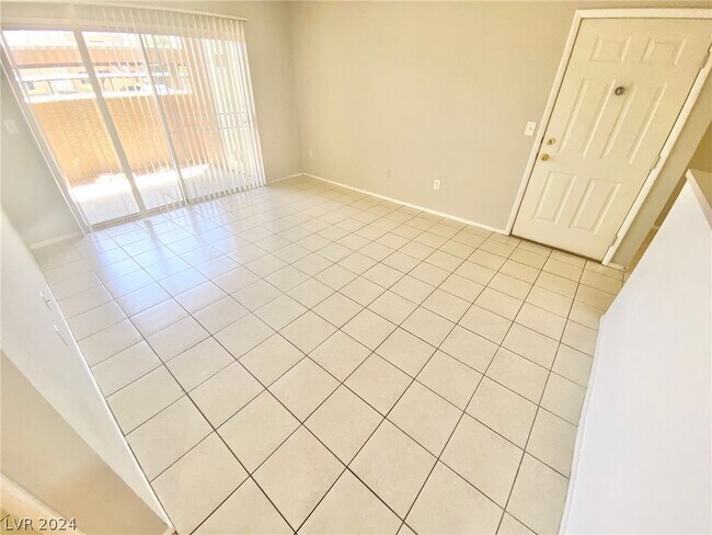 Building Photo - 8070 W Russell Rd