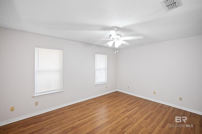 Building Photo - 620 S Oak St