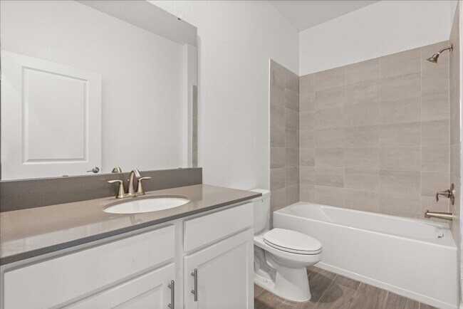 Building Photo - Spacious 5-Bedroom Solar Home for Rent in ...