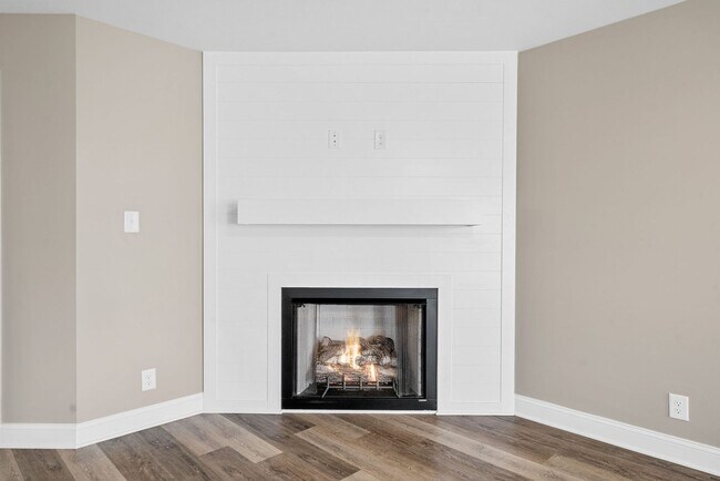 Building Photo - Pet Friendly Five Bedroom!