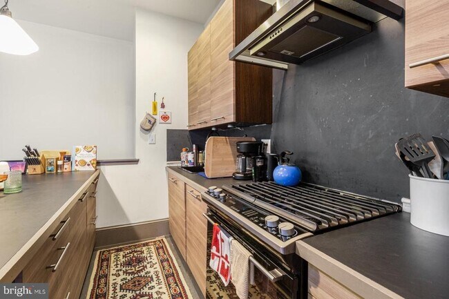 Building Photo - 2318 E York St