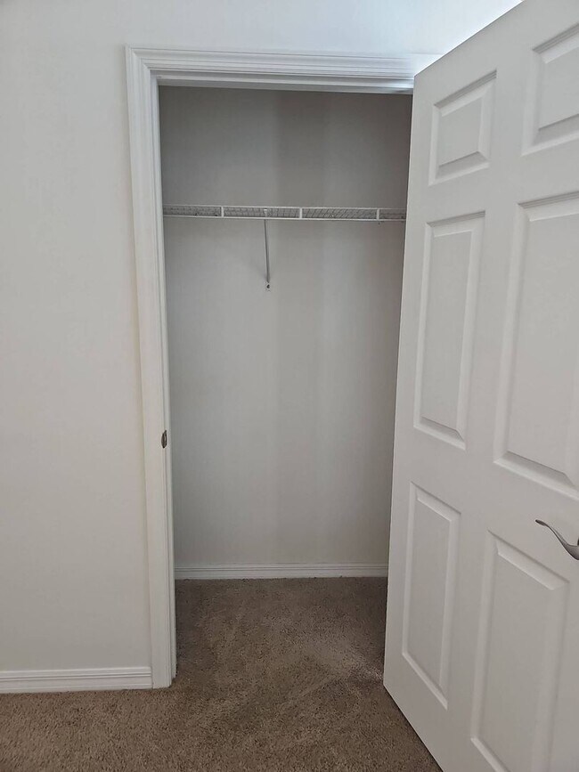 Building Photo - Nice 3 bed 2 bath 2 car garage single family home in Cape Coral with lawn care included.