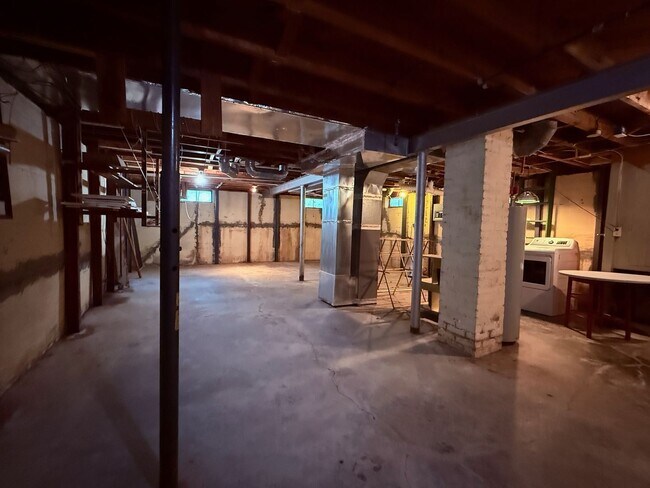 Building Photo - Charming 2 bedroom 1 bath