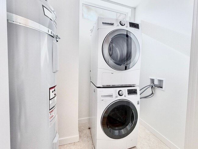 Building Photo - Modern 3-Level Townhome (2020) with Private Roof Deck & A/C